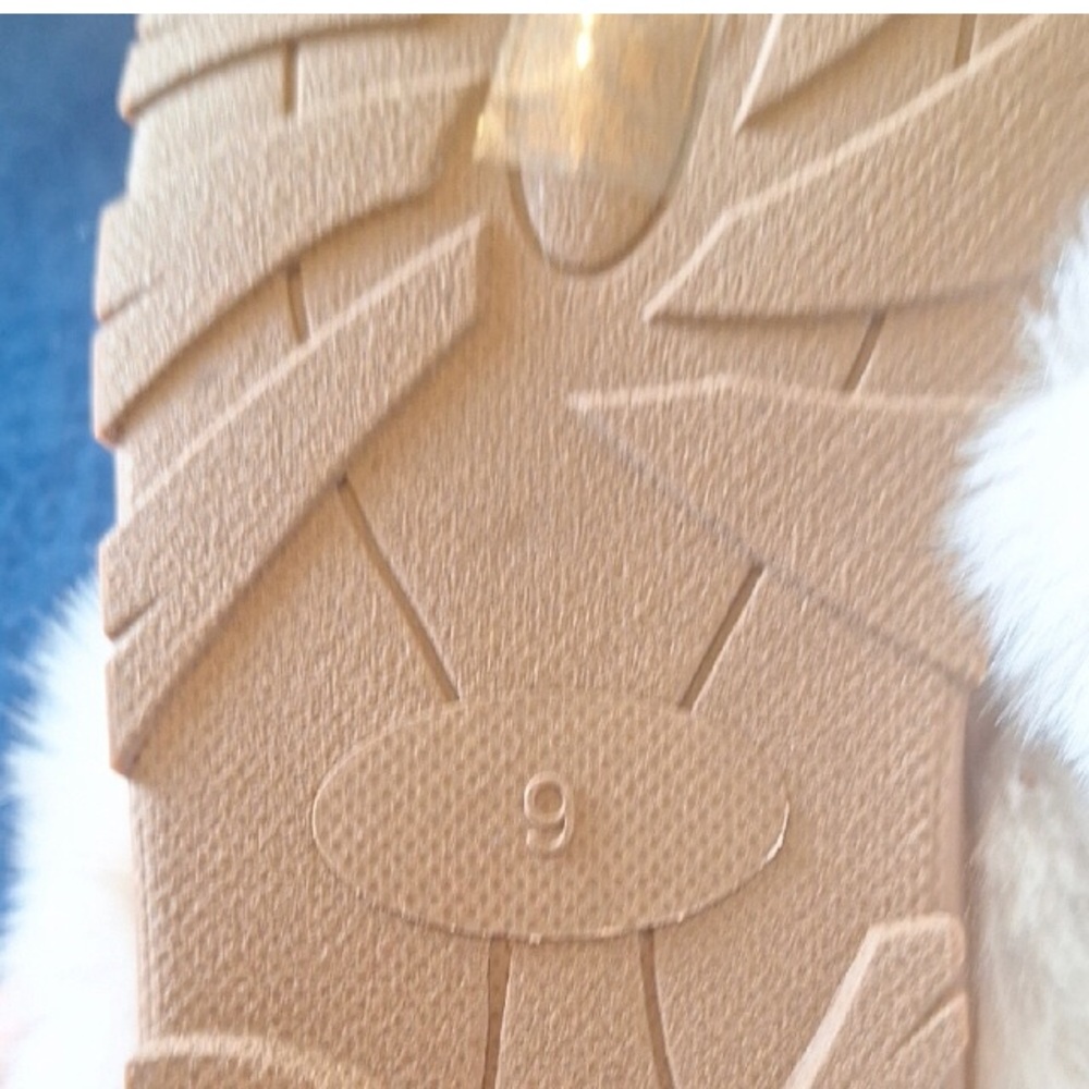 Sole Mates by Isotoner Women's Slippers in Cream and Tan - Picture 4 of 5